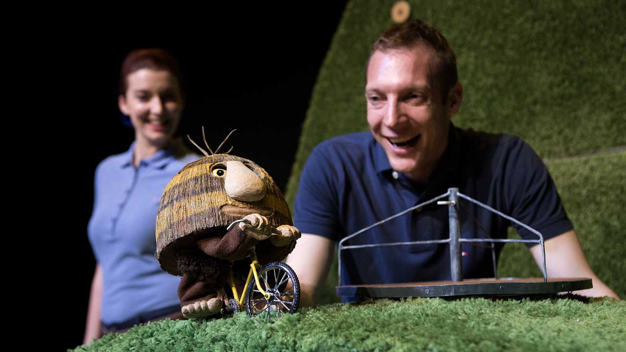 7. Grug & the Rainbow. Photo Shane Reid. L-R Ellen Steele, Nathan O'Keefe